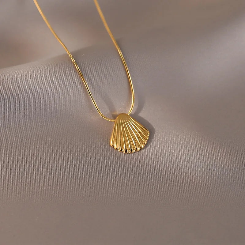 Colar de Concha Dourado
