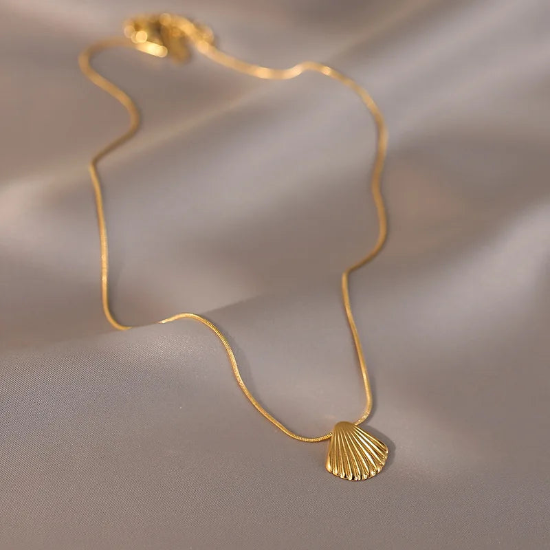 Colar de Concha Dourado