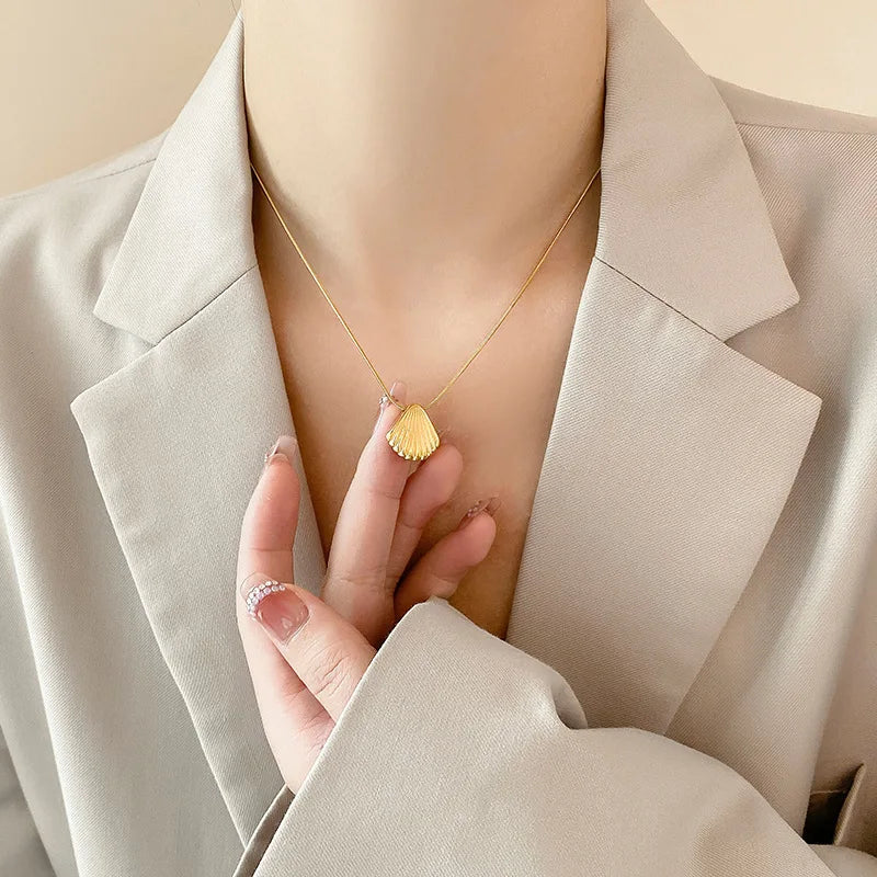 Colar de Concha Dourado